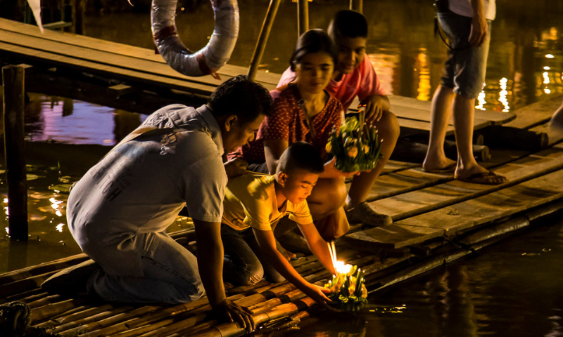 Một gia đình cùng nhau thả hoa đăng trong lễ hội Loy Krathong